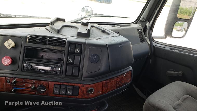 image for item DF3498 2000 Volvo VN semi truck