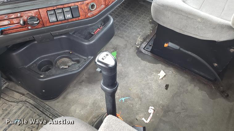 image for item DF3498 2000 Volvo VN semi truck