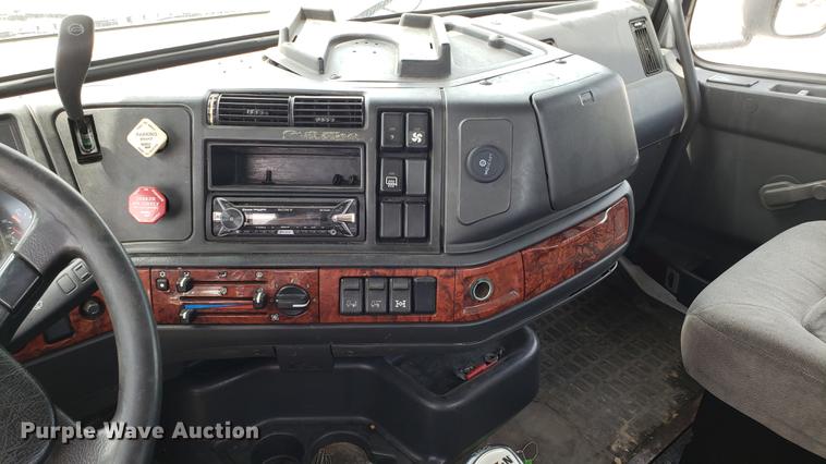 image for item DF3498 2000 Volvo VN semi truck