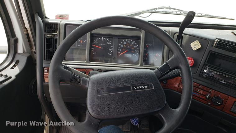 image for item DF3498 2000 Volvo VN semi truck