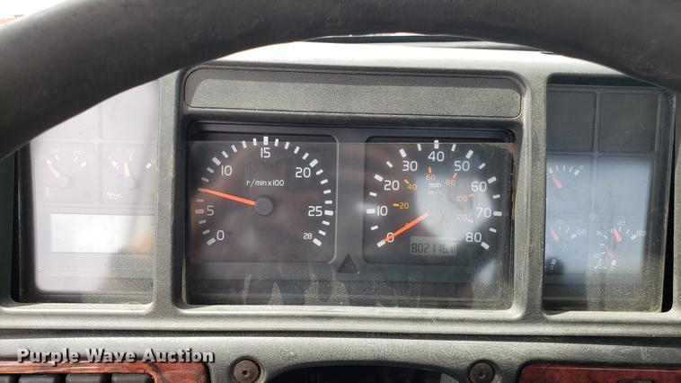 image for item DF3498 2000 Volvo VN semi truck