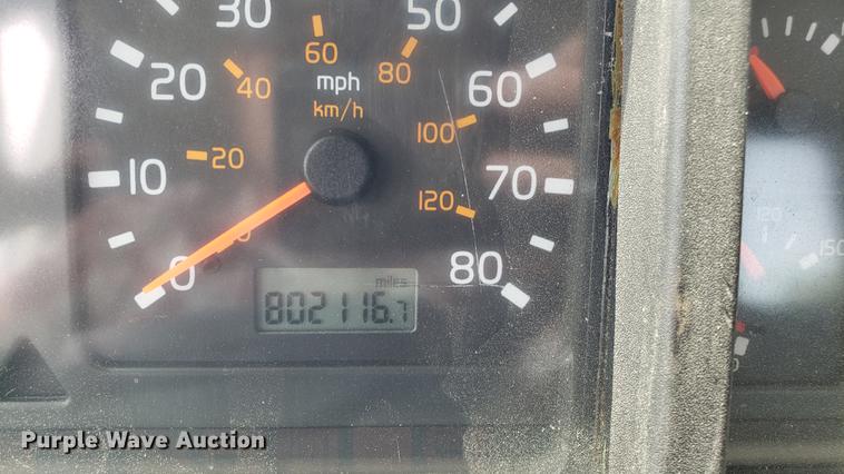 image for item DF3498 2000 Volvo VN semi truck