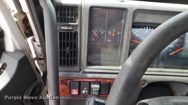 image for item DF3498 2000 Volvo VN semi truck