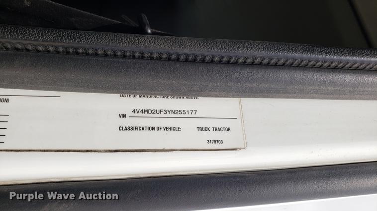 image for item DF3498 2000 Volvo VN semi truck