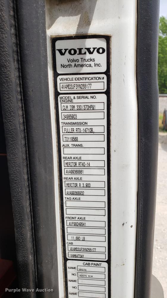 image for item DF3498 2000 Volvo VN semi truck