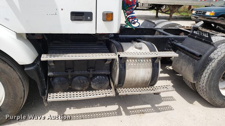 image for item DF3498 2000 Volvo VN semi truck