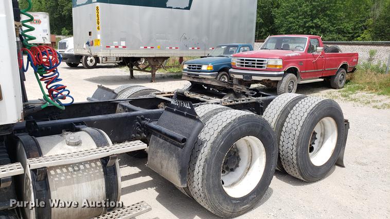 image for item DF3498 2000 Volvo VN semi truck