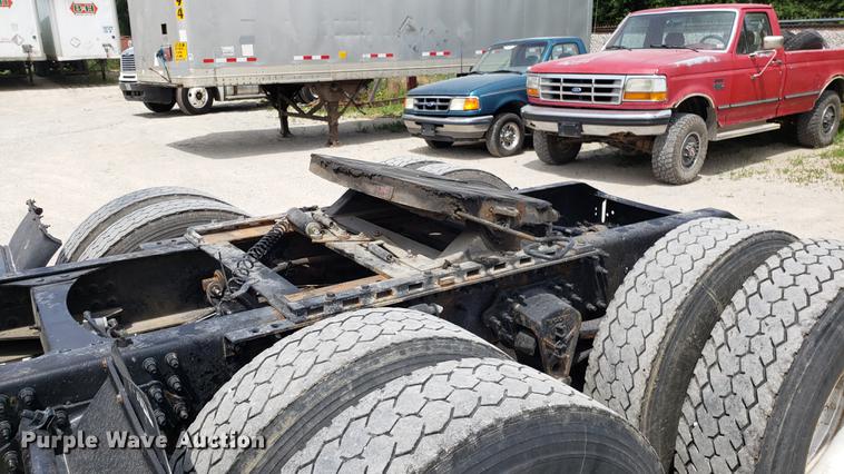 image for item DF3498 2000 Volvo VN semi truck