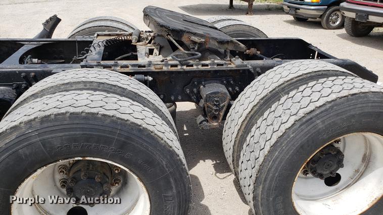 image for item DF3498 2000 Volvo VN semi truck