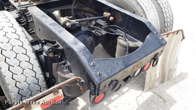 image for item DF3498 2000 Volvo VN semi truck