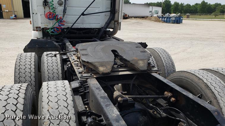 image for item DF3498 2000 Volvo VN semi truck