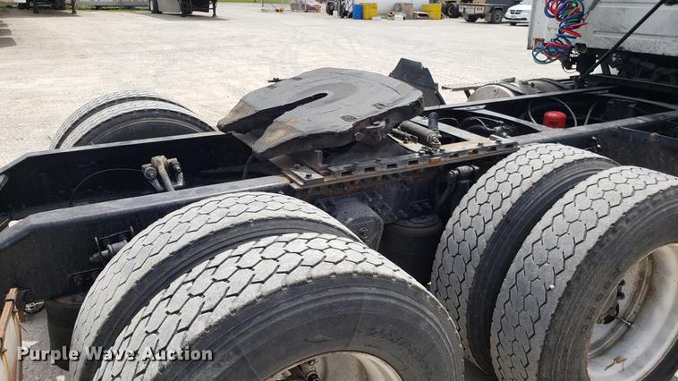 image for item DF3498 2000 Volvo VN semi truck