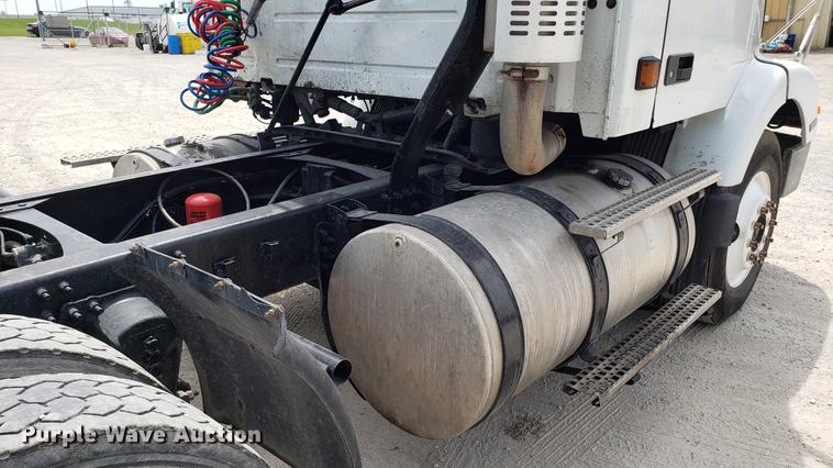 image for item DF3498 2000 Volvo VN semi truck