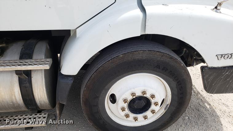 image for item DF3498 2000 Volvo VN semi truck