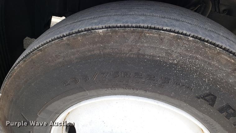 image for item DF3498 2000 Volvo VN semi truck