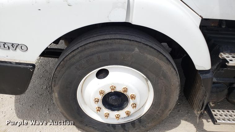 image for item DF3498 2000 Volvo VN semi truck