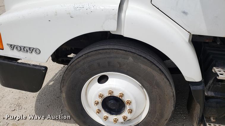 image for item DF3498 2000 Volvo VN semi truck