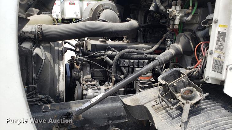 image for item DF3498 2000 Volvo VN semi truck