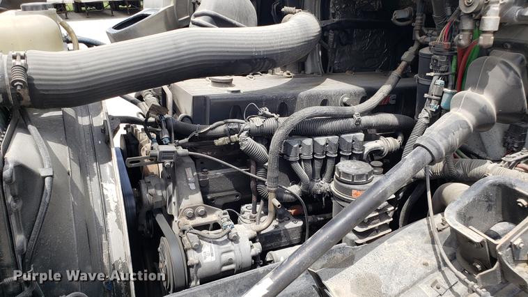 image for item DF3498 2000 Volvo VN semi truck