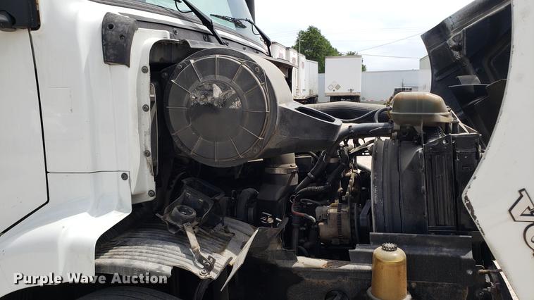 image for item DF3498 2000 Volvo VN semi truck