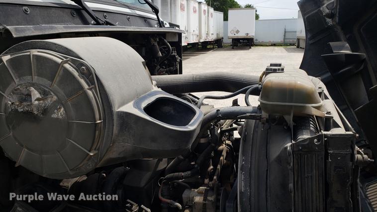 image for item DF3498 2000 Volvo VN semi truck