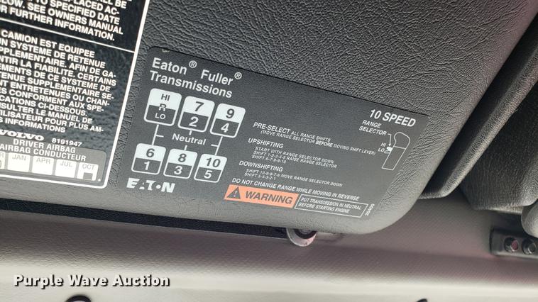 image for item DF3498 2000 Volvo VN semi truck