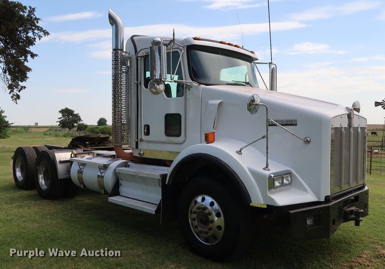 image for item DG4076 2011 Kenworth T800 semi truck