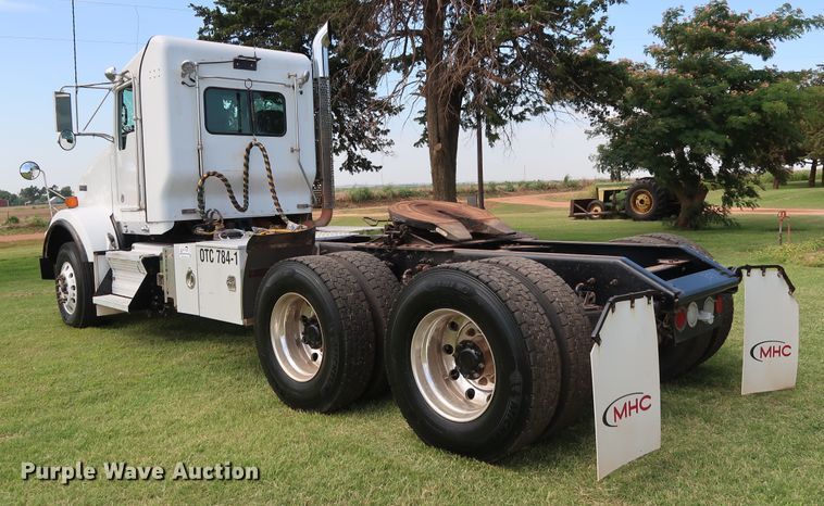 image for item DG4076 2011 Kenworth T800 semi truck