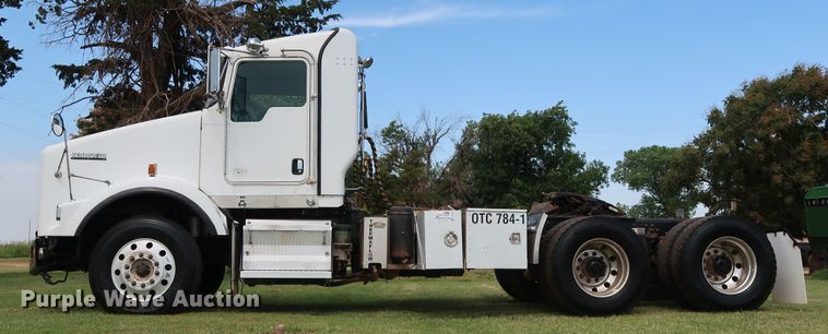 image for item DG4076 2011 Kenworth T800 semi truck