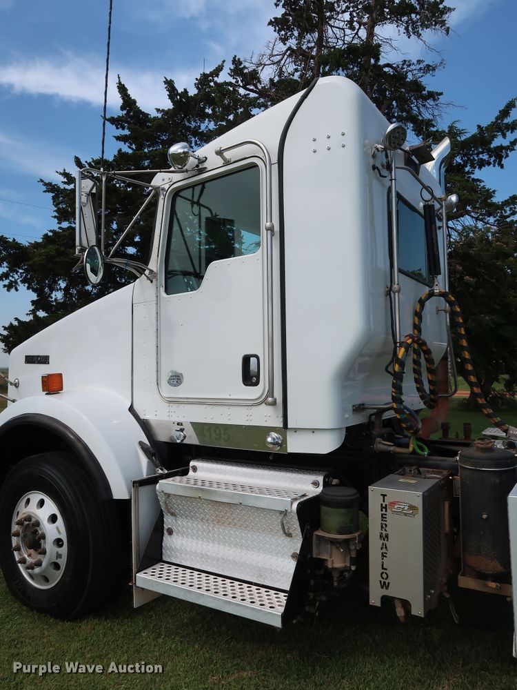 image for item DG4076 2011 Kenworth T800 semi truck