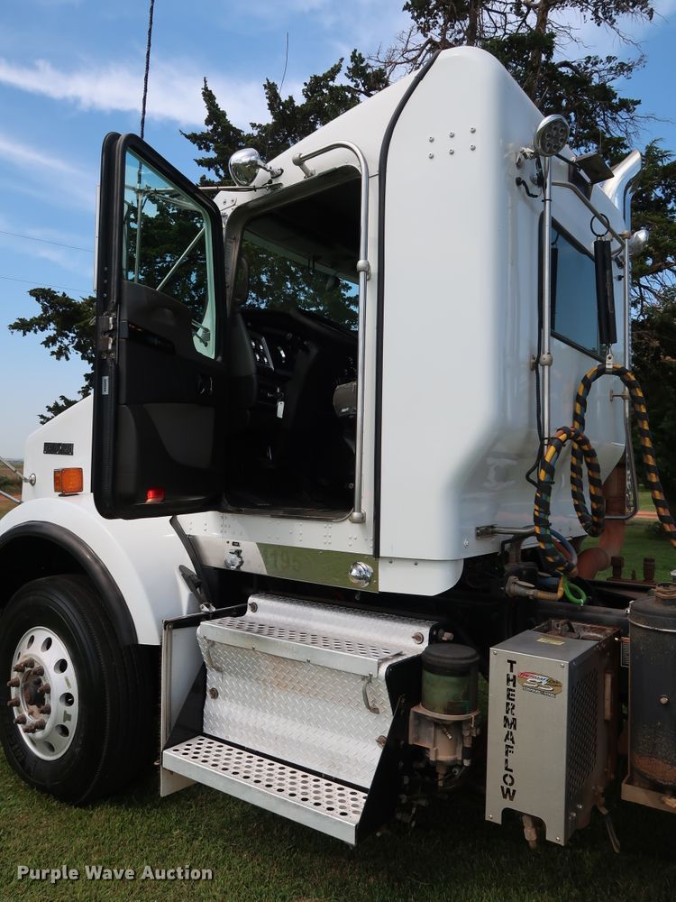 image for item DG4076 2011 Kenworth T800 semi truck