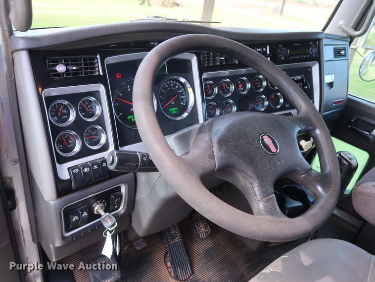 image for item DG4076 2011 Kenworth T800 semi truck
