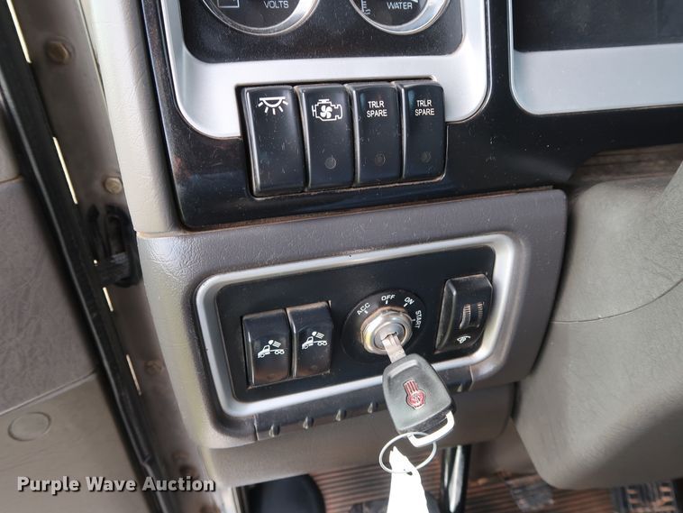 image for item DG4076 2011 Kenworth T800 semi truck