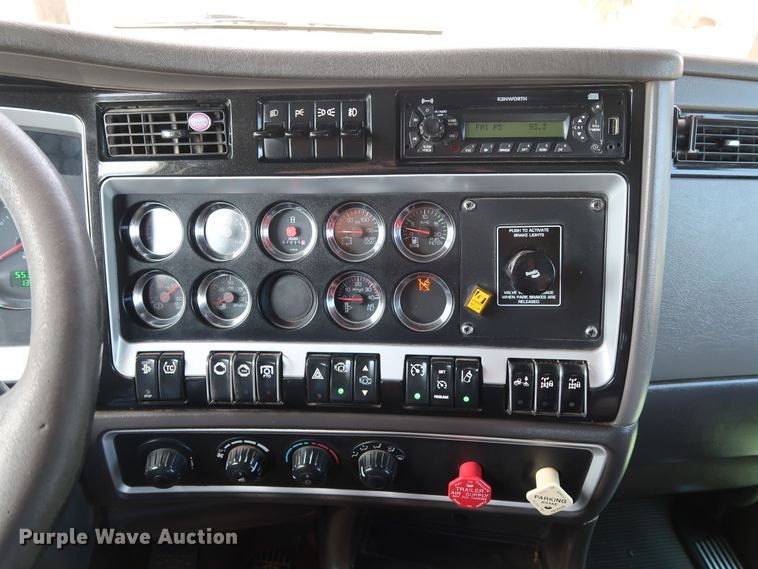 image for item DG4076 2011 Kenworth T800 semi truck