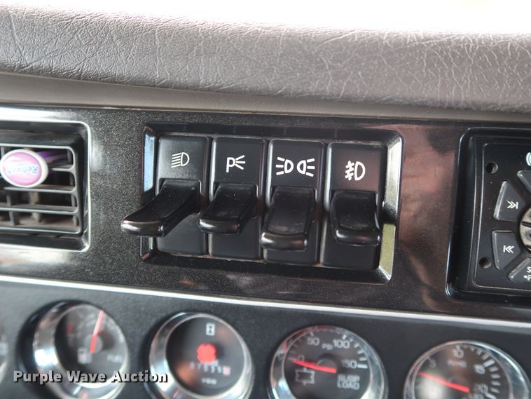 image for item DG4076 2011 Kenworth T800 semi truck