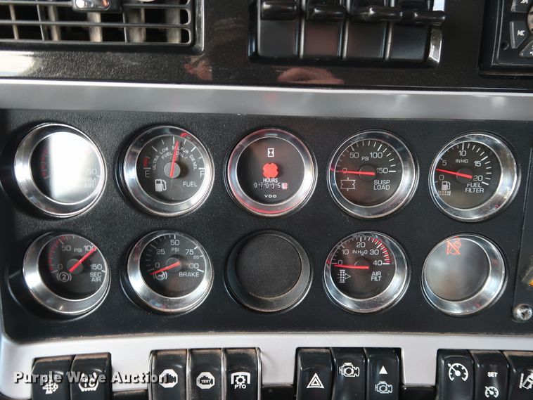 image for item DG4076 2011 Kenworth T800 semi truck