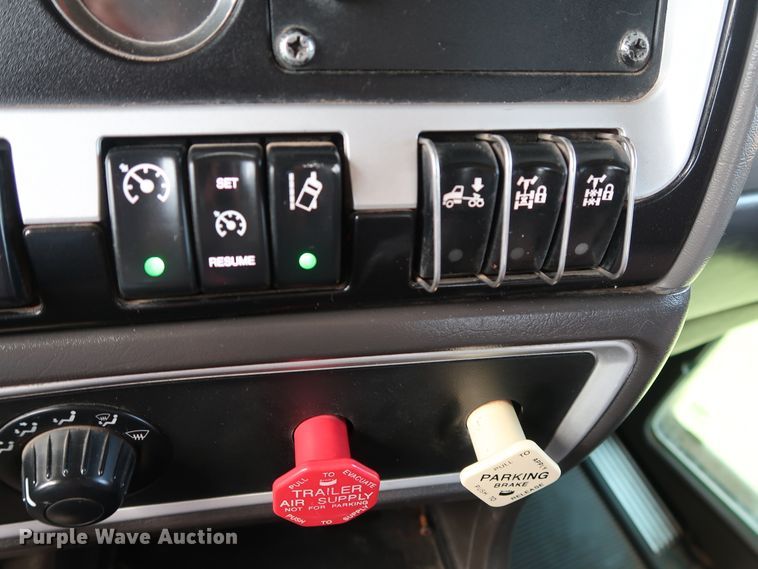 image for item DG4076 2011 Kenworth T800 semi truck