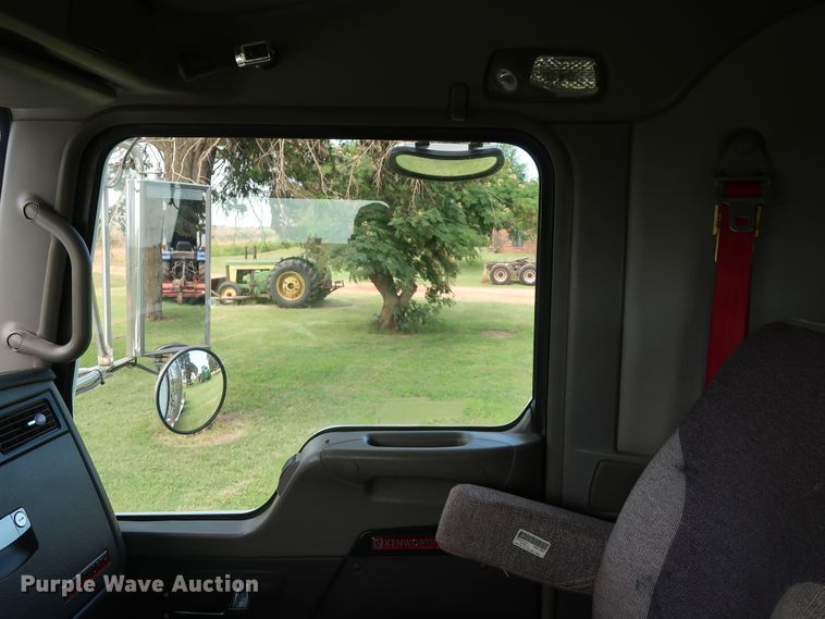 image for item DG4076 2011 Kenworth T800 semi truck