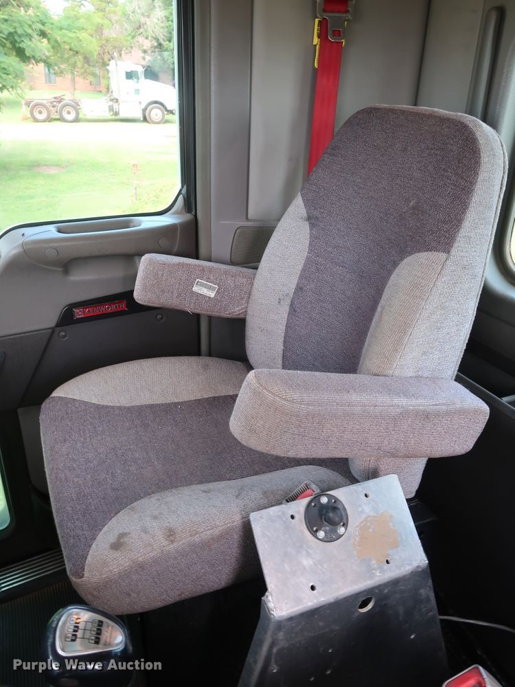 image for item DG4076 2011 Kenworth T800 semi truck