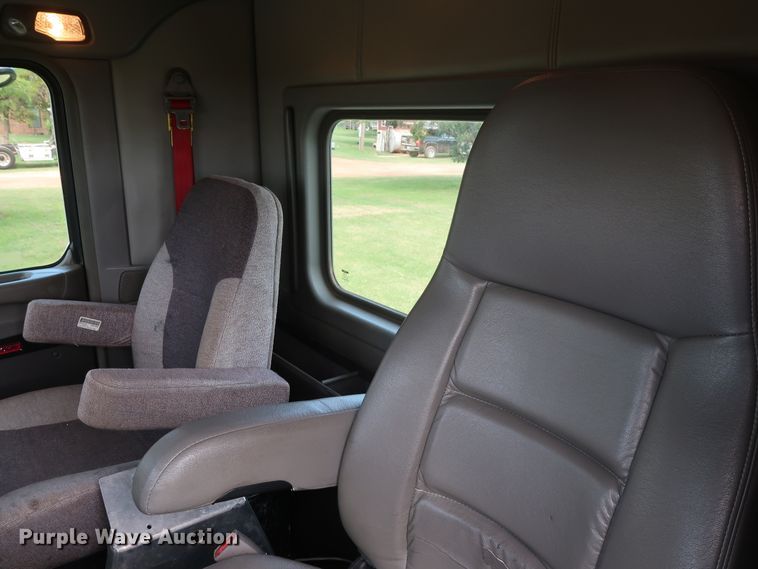 image for item DG4076 2011 Kenworth T800 semi truck