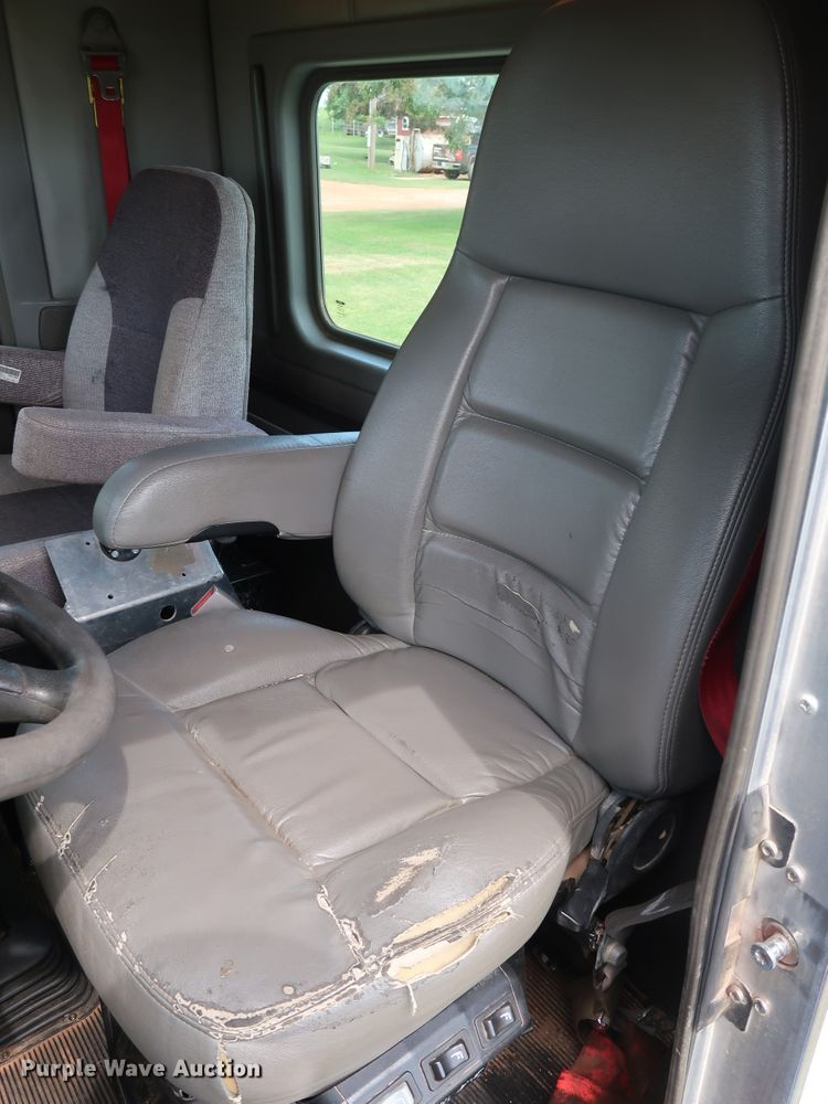 image for item DG4076 2011 Kenworth T800 semi truck