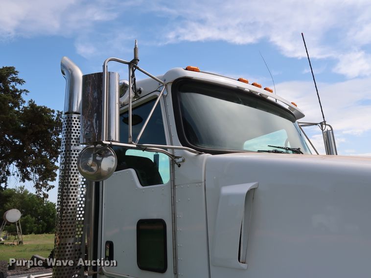image for item DG4076 2011 Kenworth T800 semi truck