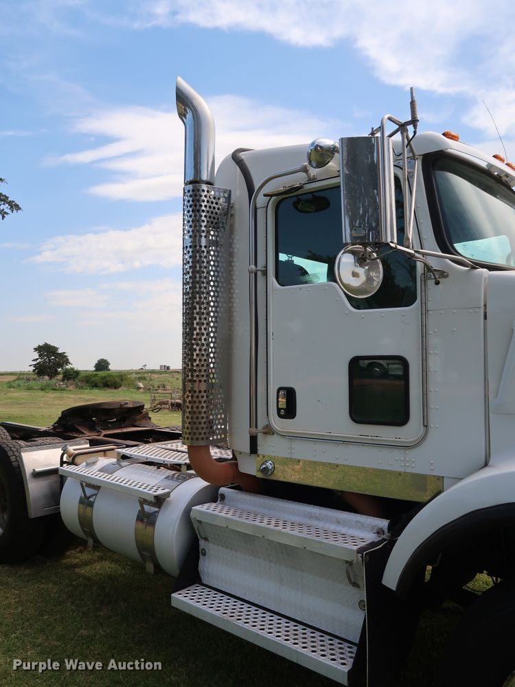 image for item DG4076 2011 Kenworth T800 semi truck