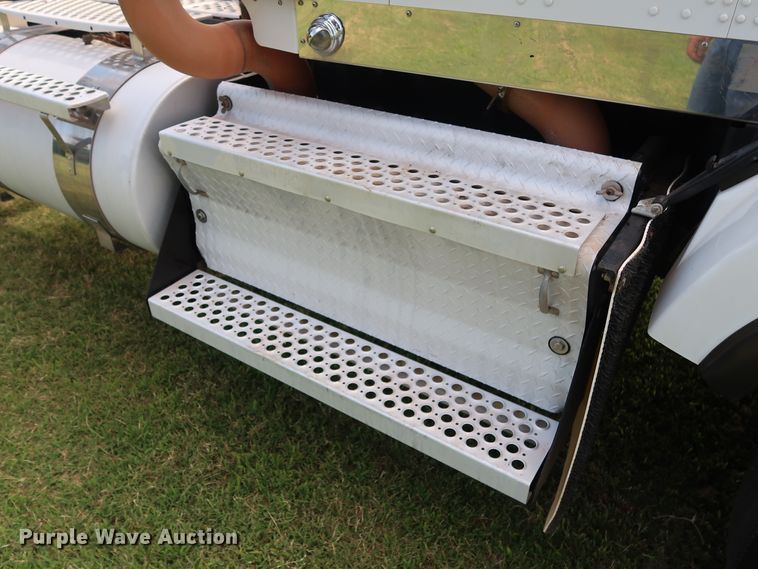 image for item DG4076 2011 Kenworth T800 semi truck