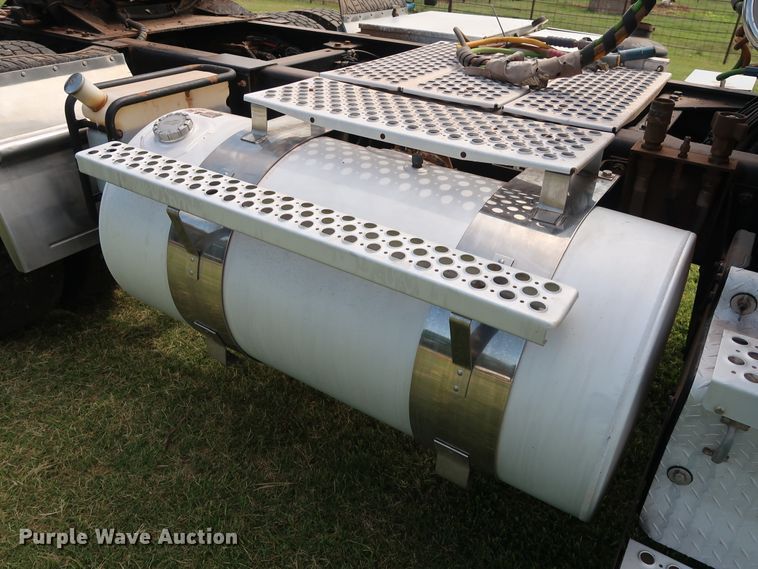 image for item DG4076 2011 Kenworth T800 semi truck