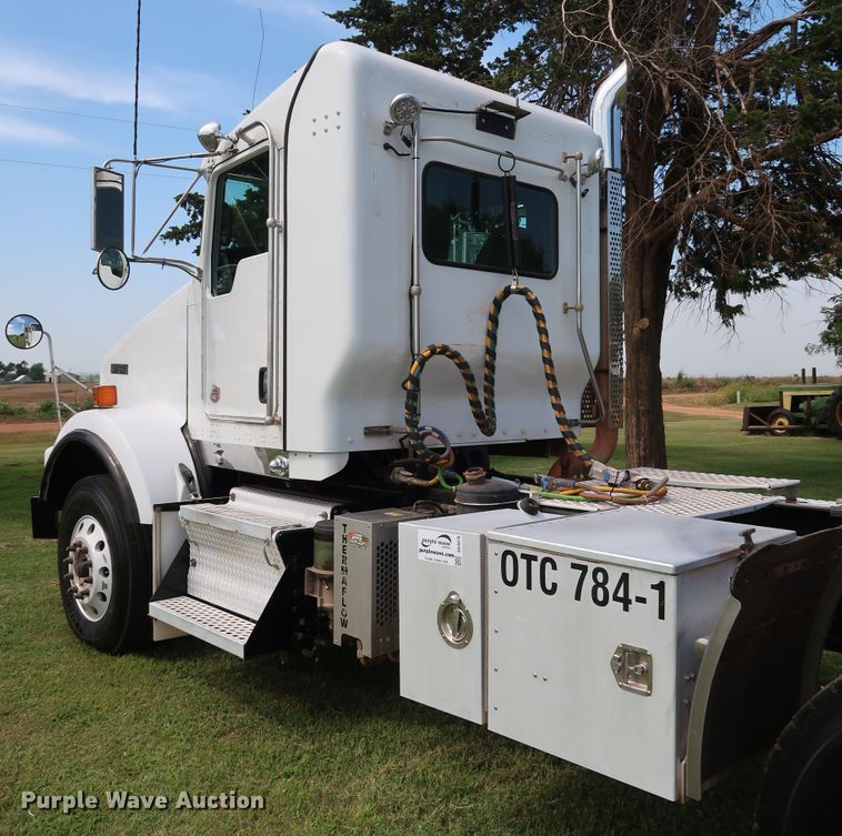 image for item DG4076 2011 Kenworth T800 semi truck