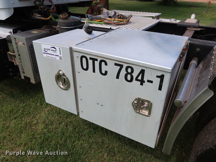 image for item DG4076 2011 Kenworth T800 semi truck