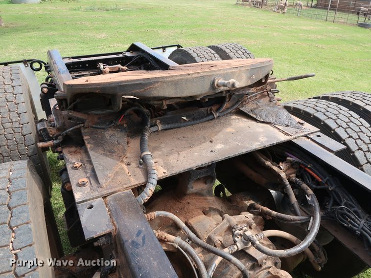 image for item DG4076 2011 Kenworth T800 semi truck