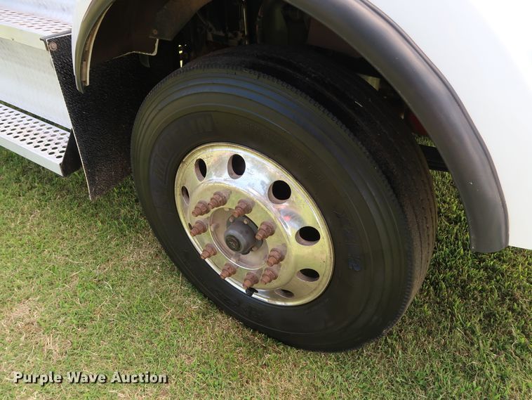 image for item DG4076 2011 Kenworth T800 semi truck