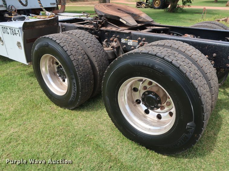 image for item DG4076 2011 Kenworth T800 semi truck